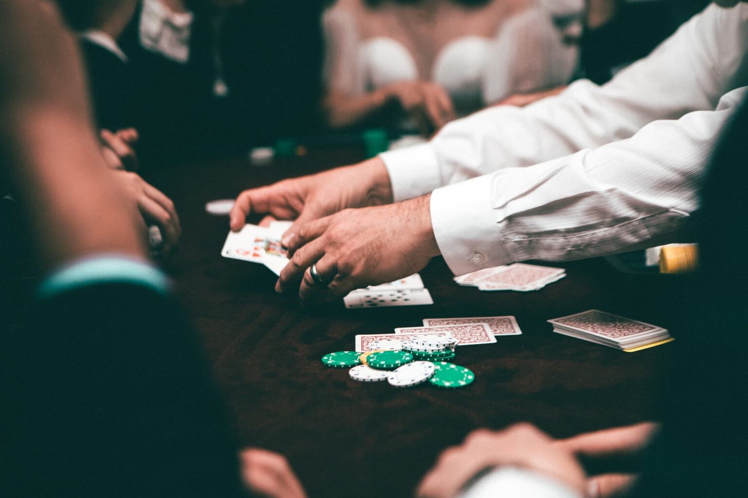 Qué es y qué hace un crupier - Imagen Destacada CasinoBarcelona.es