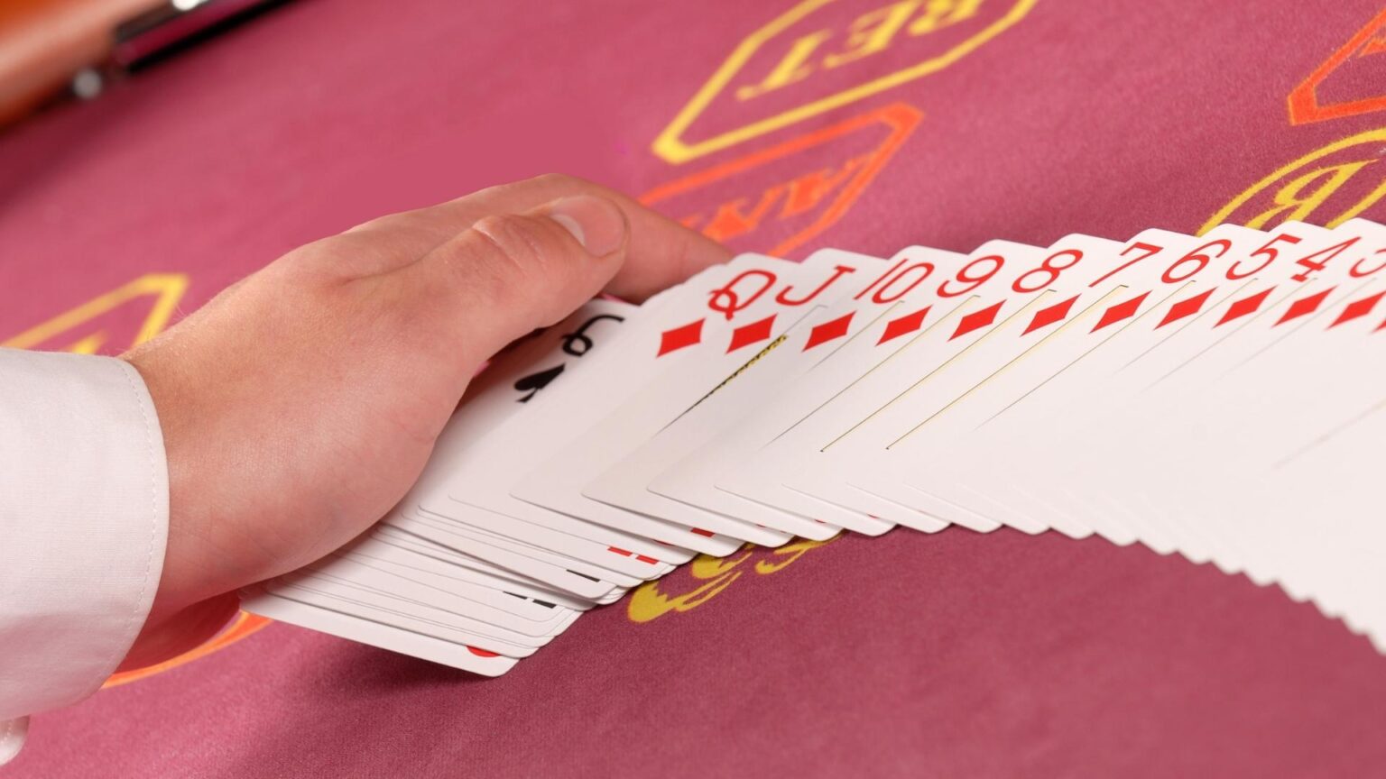 El reparto de cartas por un crupier en el blackjack