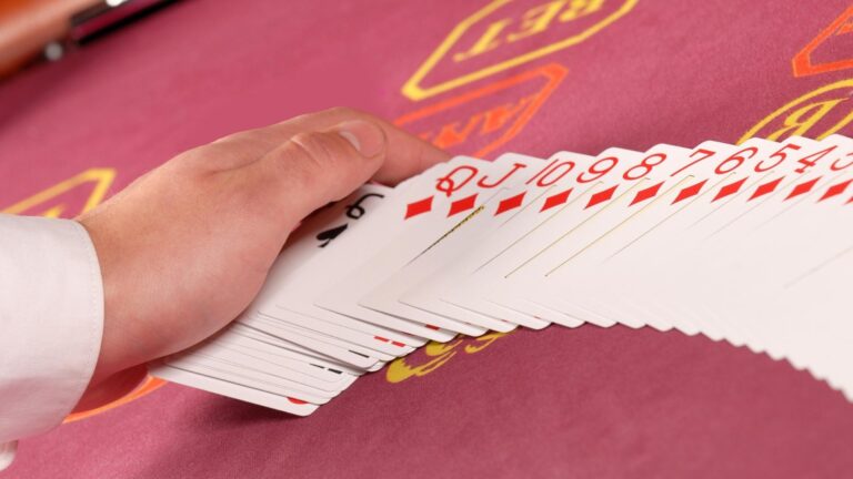 El reparto de cartas por un crupier en el blackjack