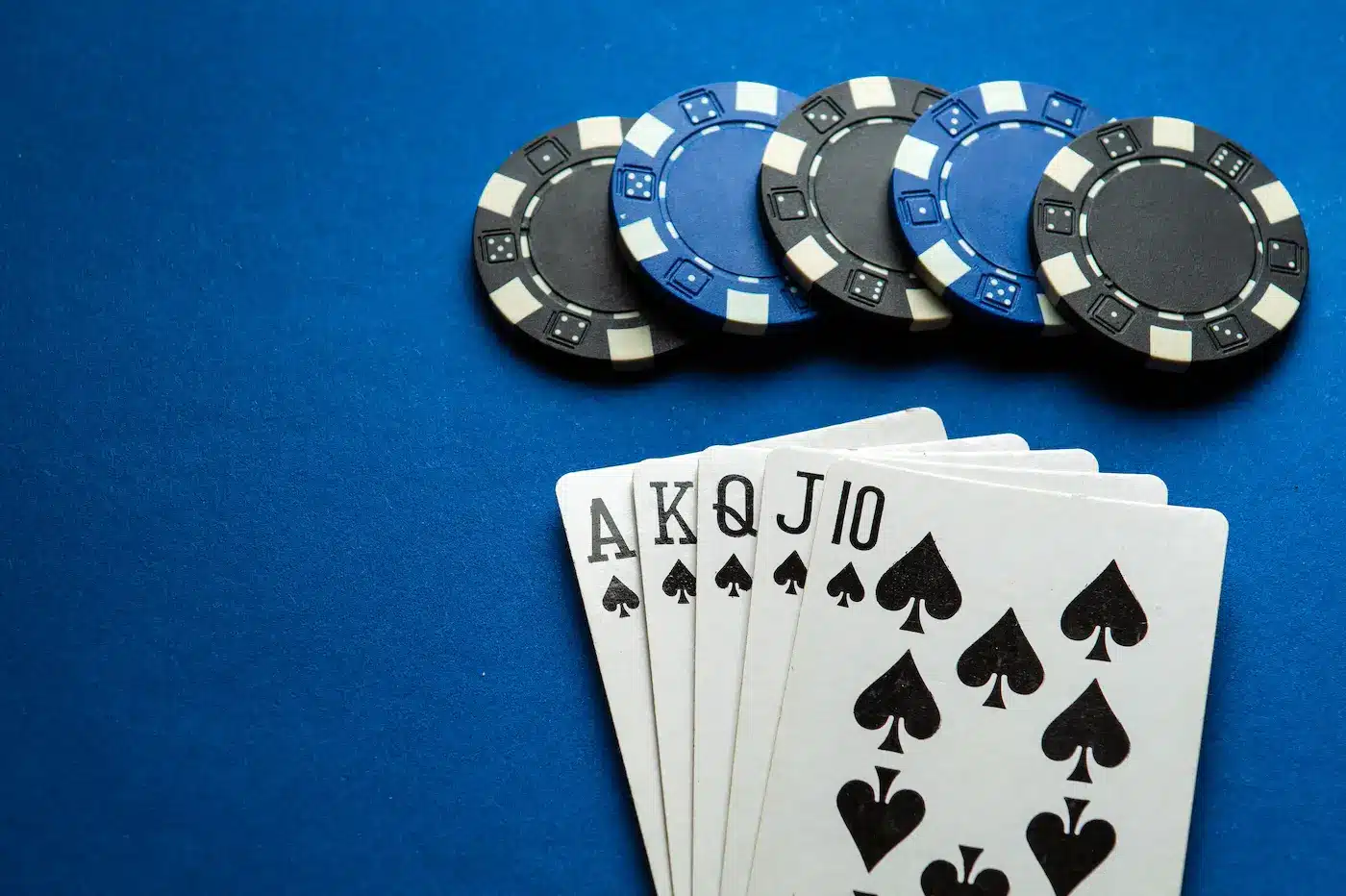 que-se-necesita-para-jugar-al-poker